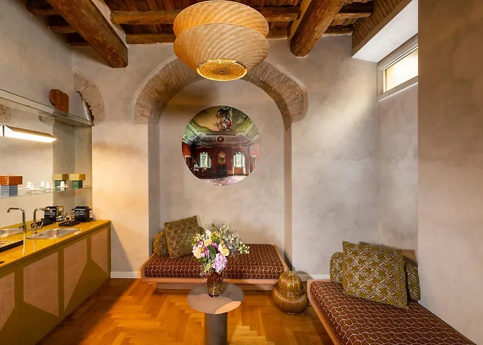 Palm - Small Luxury Of The World * Roma